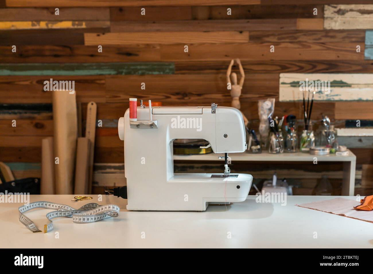 Moderna macchina da cucire sul tavolo dello studio di moda Foto Stock