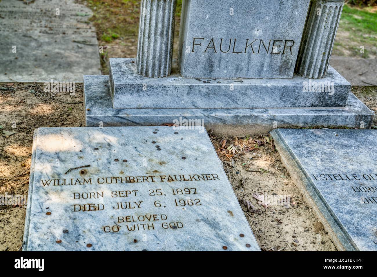 La tomba di William Faulkner, uno dei più grandi autori d'America, a St. Peter's Cemetery a Oxford, Mississippi. Foto Stock