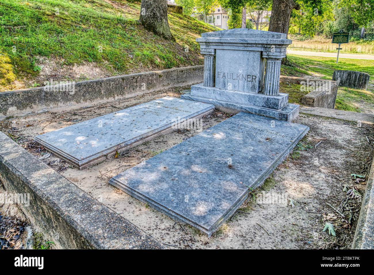 Le tombe di William Faulkner, uno dei più grandi autori d'America, e di sua moglie a St. Peter's Cemetery a Oxford, Mississippi. Foto Stock
