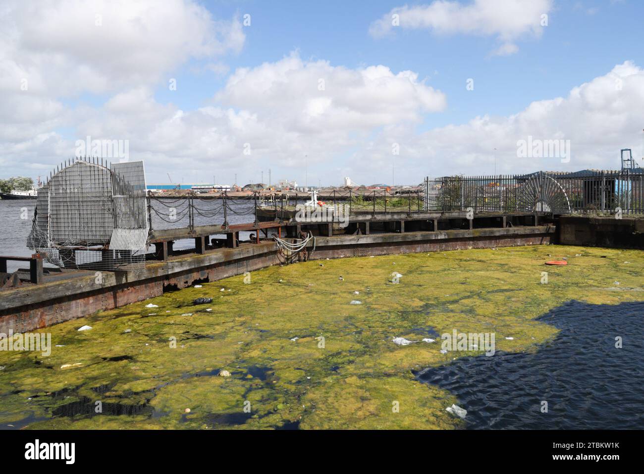 Le vecchie porte chiuse in disuso dal Roath Basin Cardiff attraccano il Galles nel Regno Unito a quello che oggi è lo sbarramento Foto Stock