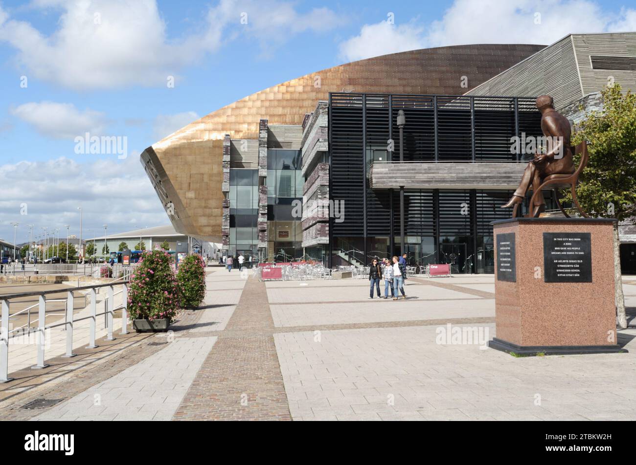 Edificio Millennium Centre nella baia di Cardiff, Galles, Regno Unito, centro artistico per la riqualificazione urbana Foto Stock
