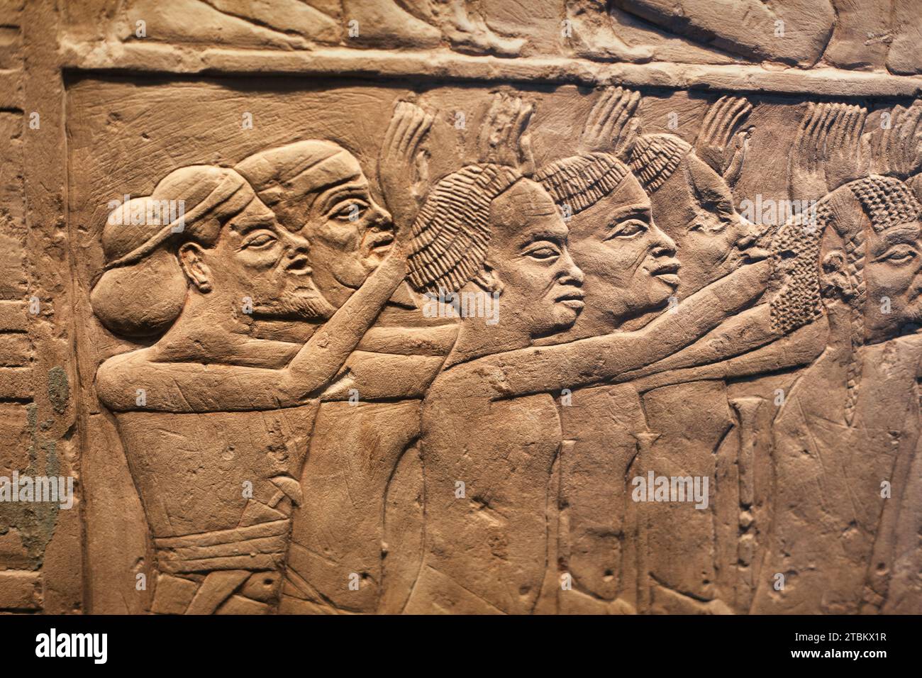Rilievo di base sulla tomba di Horemheb, Saqqara nel Museo del Louvre a Parigi, Francia. Gli stranieri rendono omaggio al faraone Tutankhamon (1330 a.C. circa). Foto Stock