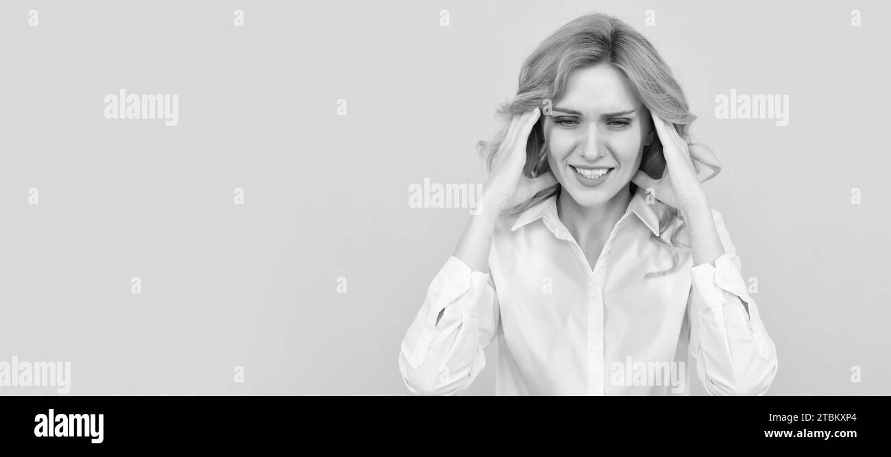 Attacco di cefalea. Donna d'affari soffre di mal di testa. Mal di testa. Affaticamento cronico. Donna isolato volto ritratto, banner con mock up spazio copia. Foto Stock