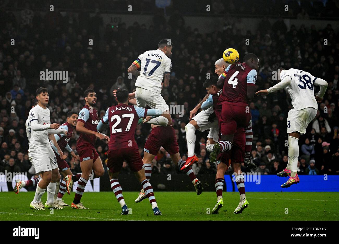 Londra, Regno Unito. 7 dicembre 2023. Richarlison del Tottenham Hotspur è a capo della palla di una rete. Partita di Premier League, Tottenham Hotspur contro West Ham Utd allo Stadio Tottenham Hotspur di Londra giovedì 7 dicembre 2023. Questa immagine può essere utilizzata solo per scopi editoriali. Foto solo editoriale di Sandra Mailer/Andrew Orchard fotografia sportiva/Alamy Live news credito: Andrew Orchard fotografia sportiva/Alamy Live News Foto Stock