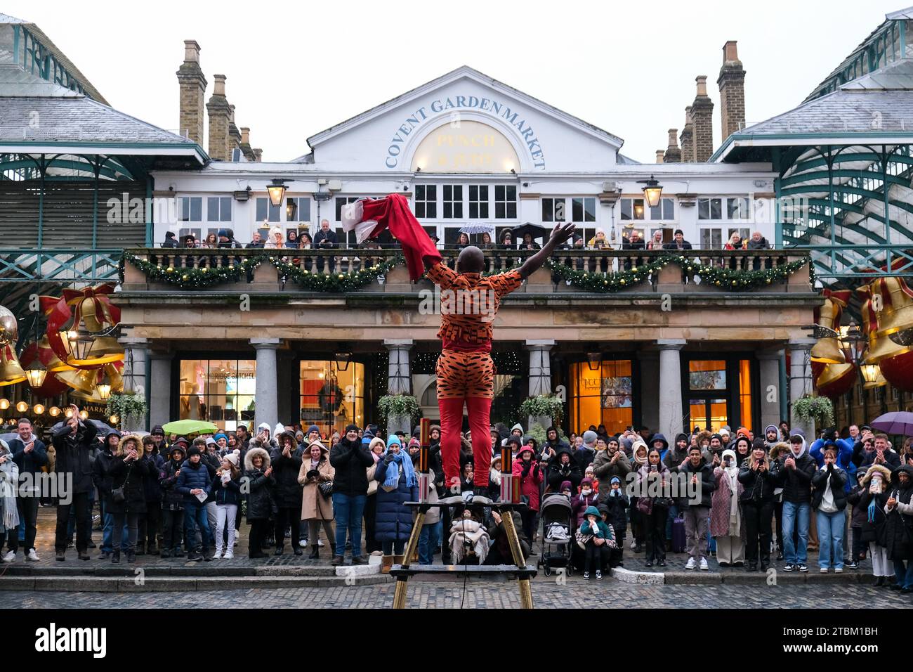 Londra, Regno Unito. Un artista di strada di Covent Garden intrattiene la folla. Gli artisti fanno parte di una tradizione che risale a secoli fa. Foto Stock