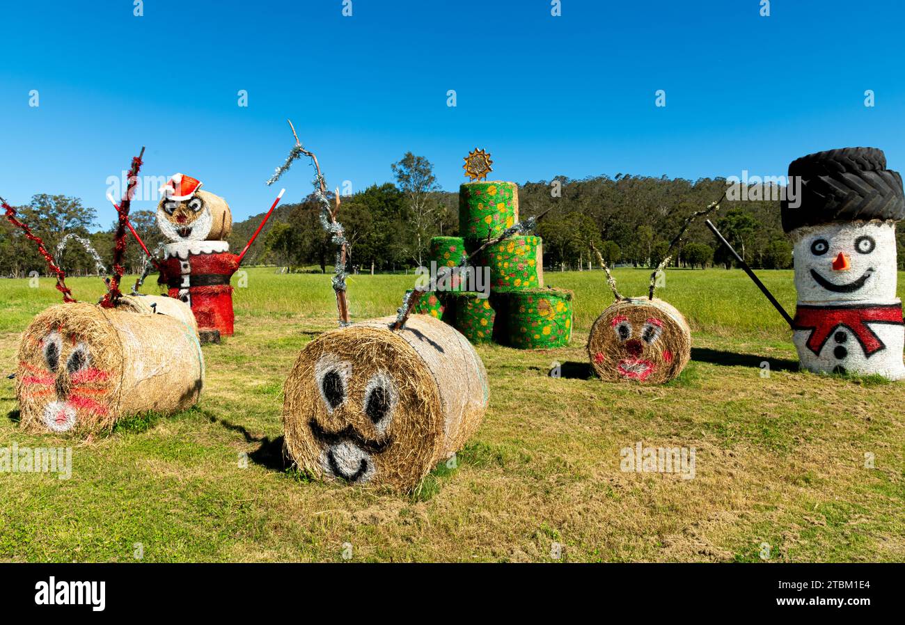 Maitland, NSW, Australia. 13 dicembre 2021 esposizione natalizia di arte balle di fieno lungo un'autostrada. balle di fieno dipinte per celebrare le festività natalizie. Foto Stock