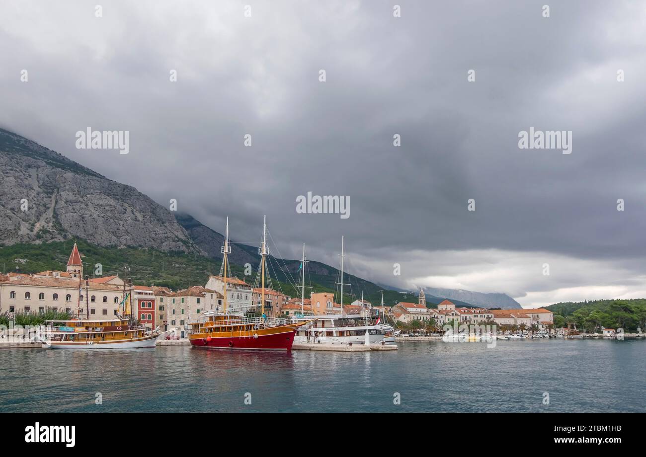 Vista della città e del porto, del mare Adriatico, di Makarska, della Riviera di Makarska, della Dalmazia, Croazia Foto Stock