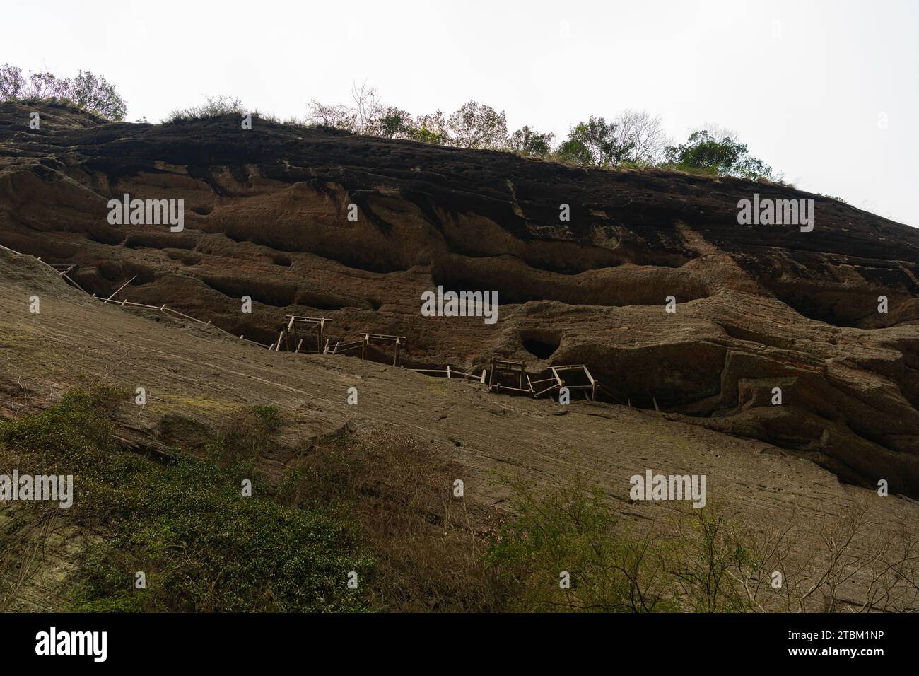 Primo piano sulle formazioni rocciose di Wuyishan sulla strada per da Wang Shan, Fujian, Cina. Immagine di sfondo orizzontale con spazio di copia per il testo Foto Stock