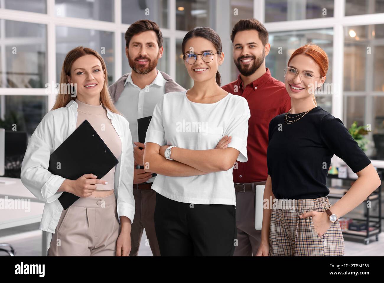 Ritratto di dipendenti felici in ufficio. Lavoro di squadra Foto Stock