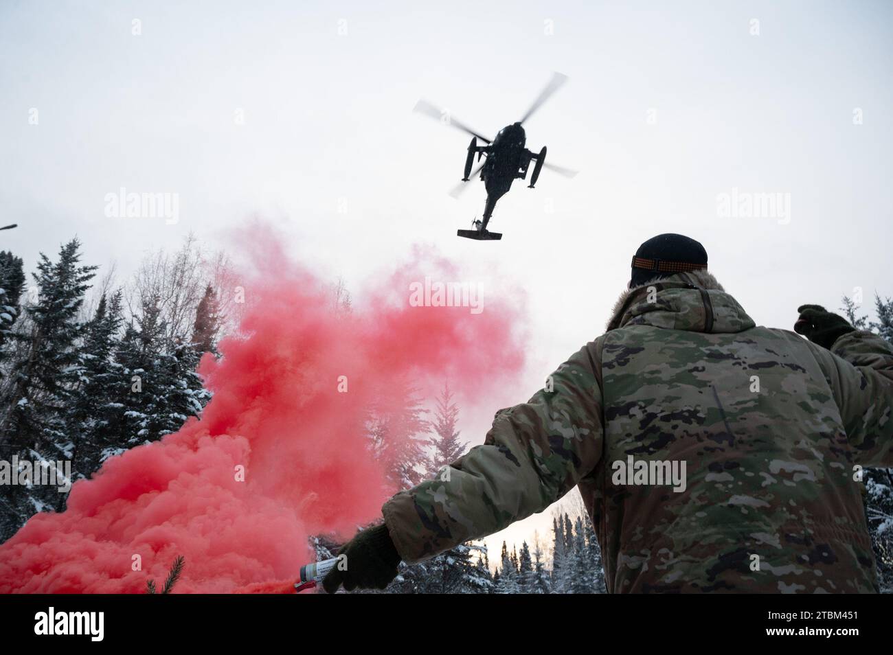 U.S. Coast Guard Petty Officer 3rd Class Robert Husta, un Aviation Survival Technician, pratica il vettorizzazione di un aereo come parte dell'addestramento della scuola di sopravvivenza artica presso Eielson Air Force base, Alaska, 17 novembre 2023. La scuola di sopravvivenza artica insegna agli studenti come accendere incendi, intrappolare animali e costruire ripari. (Foto U.S. Air Force di Airman Spencer Hanson) Foto Stock