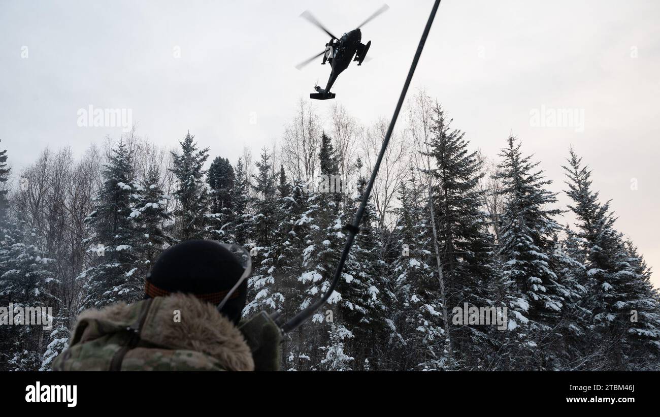 U.S. Coast Guard Petty Officer 3rd Class Robert Husta, un Aviation Survival Technician, pratica il vettorizzazione di un aereo come parte dell'addestramento della scuola di sopravvivenza artica sulla Eielson Air Force base, 17 novembre 2023. La scuola di sopravvivenza artica insegna agli studenti come accendere incendi, intrappolare animali e costruire ripari per sopravvivere alle dure condizioni invernali. (Foto U.S. Air Force di Airman Spencer Hanson) Foto Stock