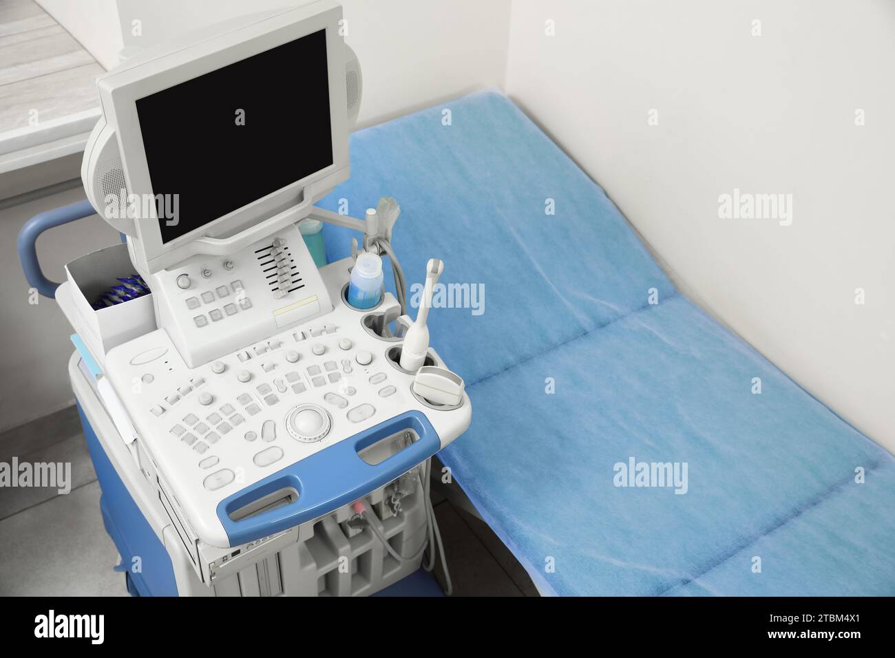 Macchina a ultrasuoni e tavolo di esame in ospedale, vista superiore Foto Stock