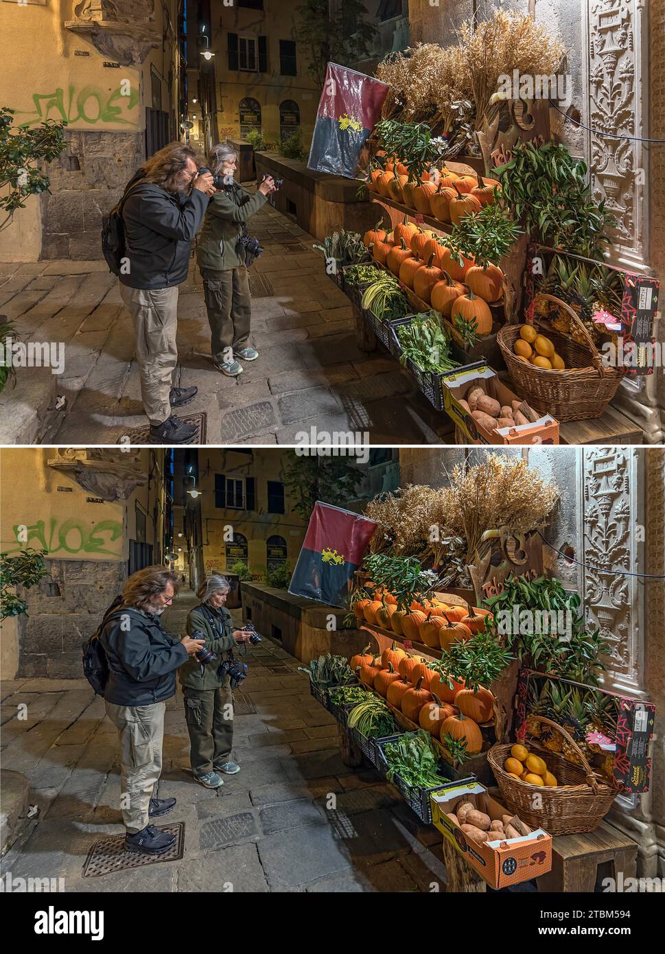 I turisti fotografano digitalmente una bancarella di verdure nel centro storico e poi controllano i loro bileder, genua, Italia Foto Stock