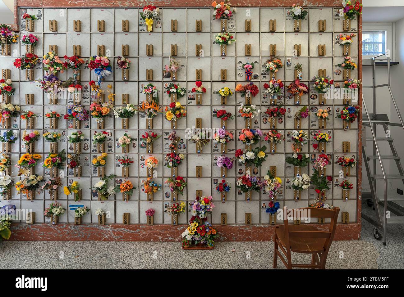 Tombe a urna con decorazioni floreali in una sala del Cimitero Monumentale di Staglieno), Genova, Italia Foto Stock