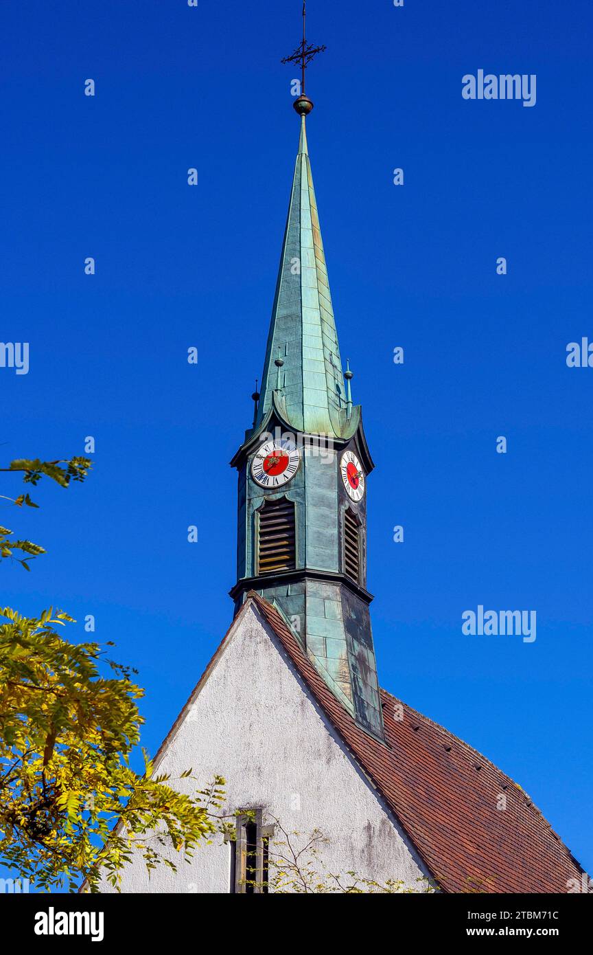 Torre della Chiesa con orologio, Chiesa di San Quirinio a Unteruhldingen, Baden-Wuerttemberg, Germania Foto Stock