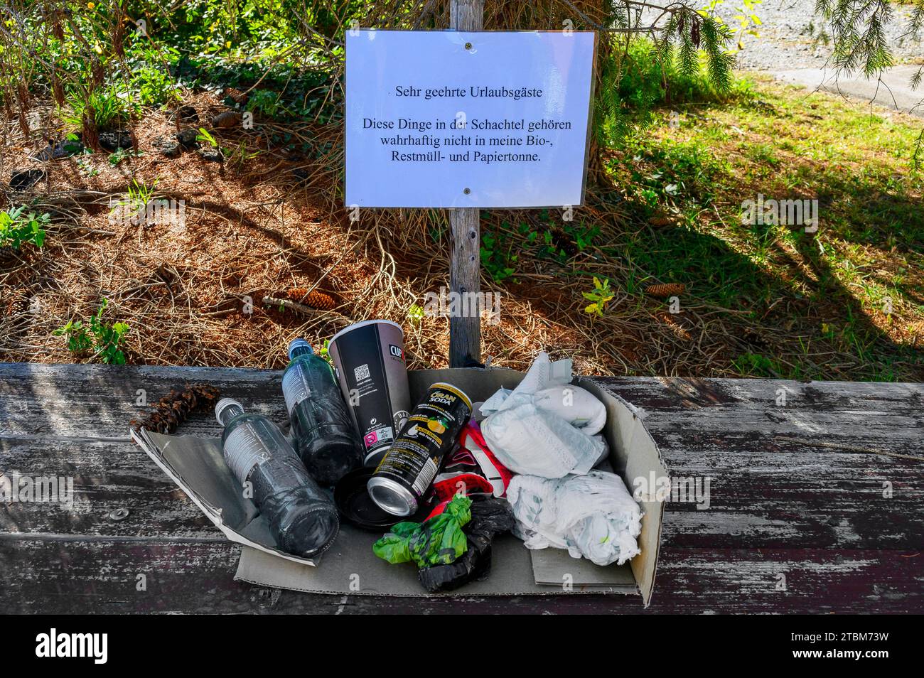 Firmi con le informazioni, per favore non mettere nel bidone di carta, Unteruhldingen, Baden-Wuerttemberg, Germania Foto Stock