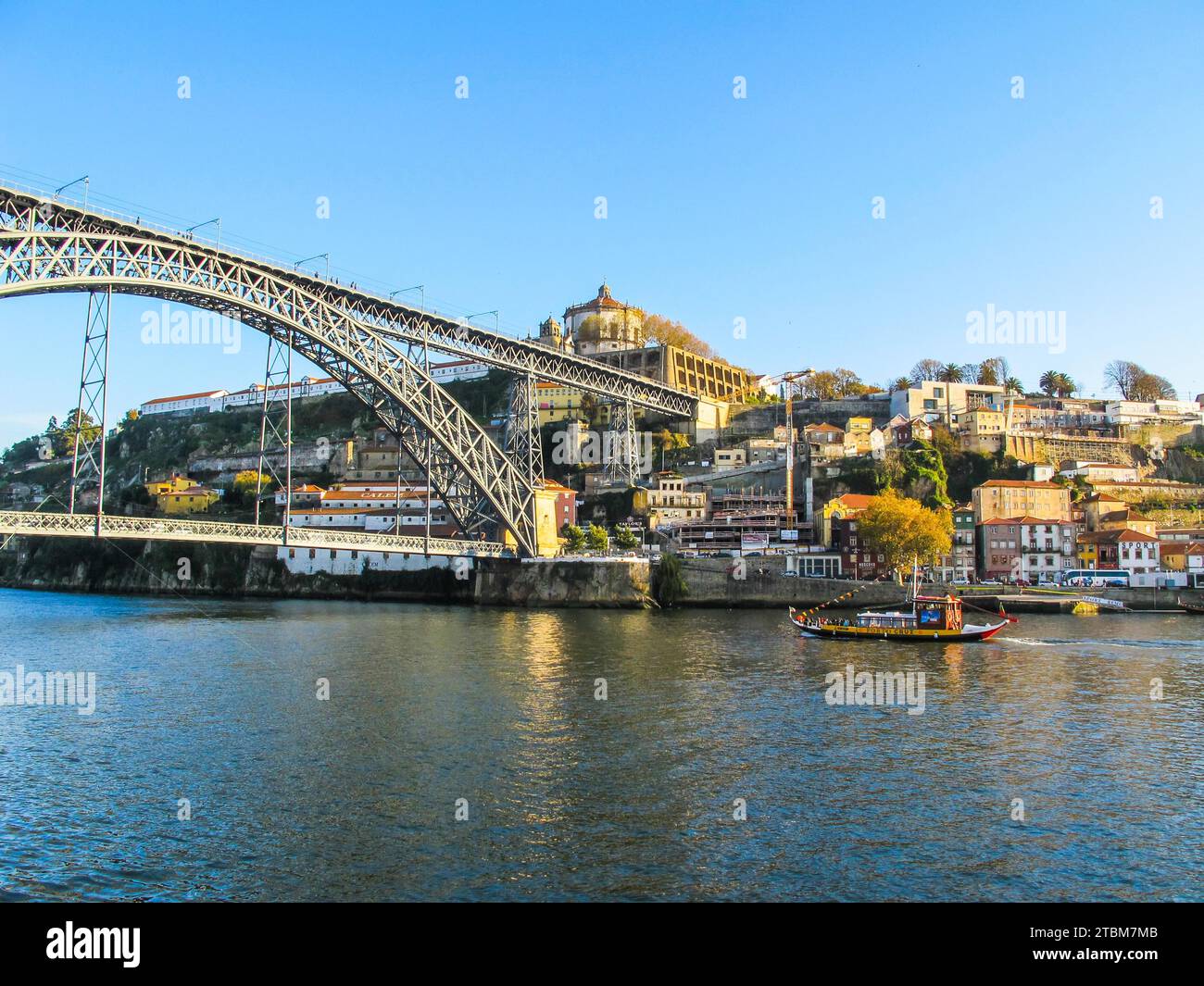 Portogallo, novembre 27 2010: Panorama della città, ponte metallico Dom Luis sul fiume Douro e battello turistico Rabelo Foto Stock