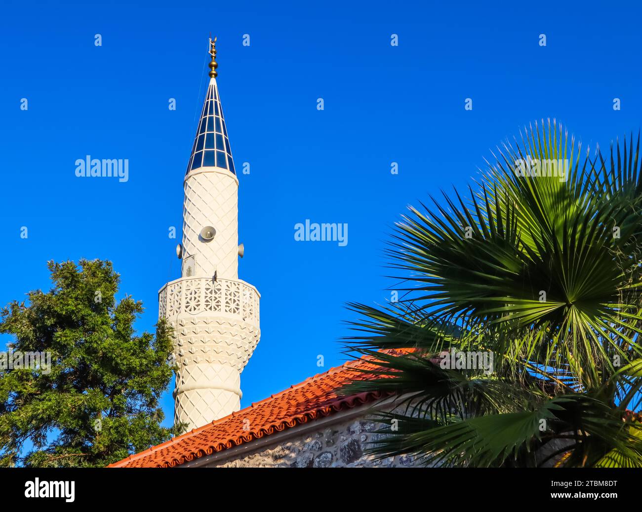 Minareto della moschea su uno sfondo di cielo blu in Bitez bodrum, Turchia Foto Stock