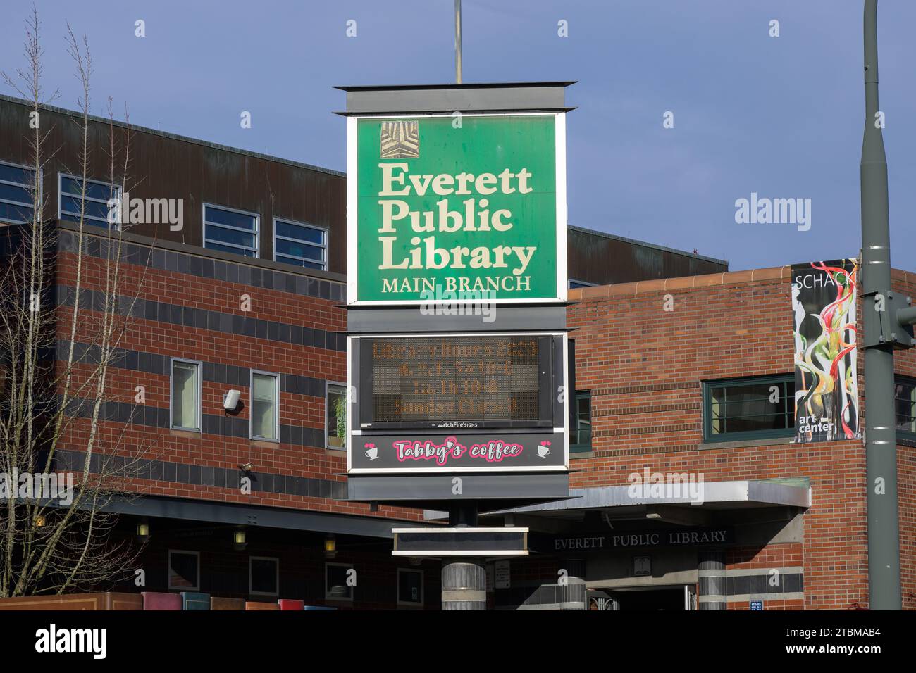 Everett, Washington, USA - 8 novembre 2023; insegna verde per la sede principale della biblioteca pubblica di Everett Foto Stock