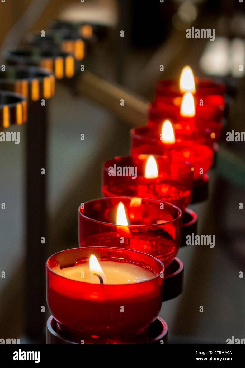 Candele Rosse Sistemate in Un Incrocio Immagine Stock - Immagine di  cristiano, rosso: 72152199