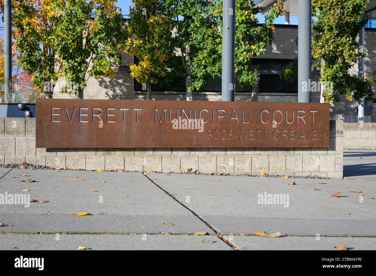 Everett, Washington, USA - 8 novembre 2023; firmare per Everett Municipal Court con indirizzo in metallo sul muro Foto Stock