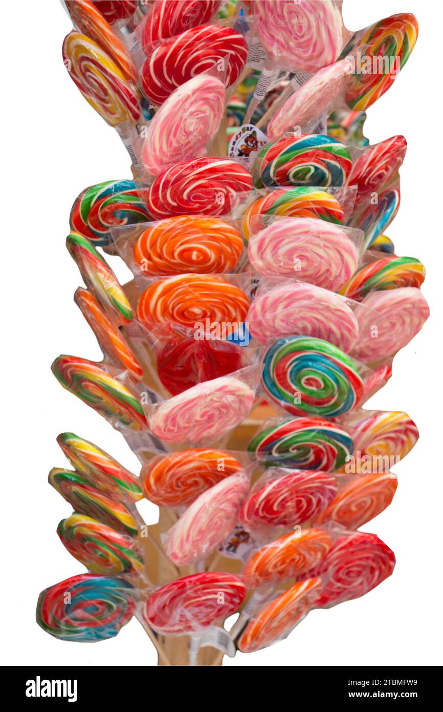 Lecca a spirale colorata di caramelle rotonde di diversi colori. Lecca-lecca a spirale colorata presso la pasticceria Foto Stock
