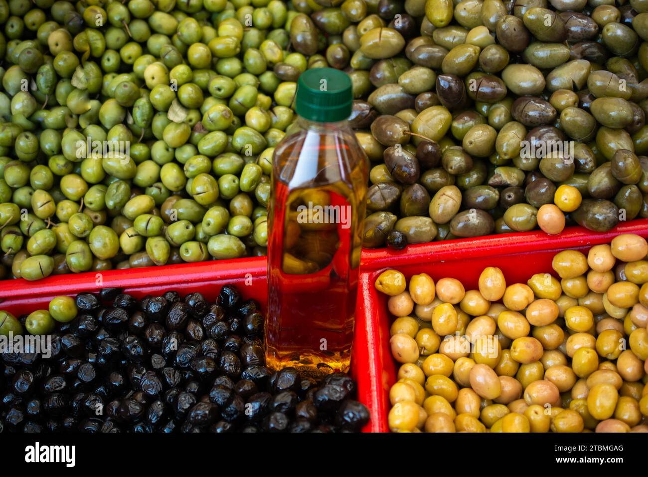 Olive nere come alimenti per la salute conservati in olio d'oliva Foto Stock