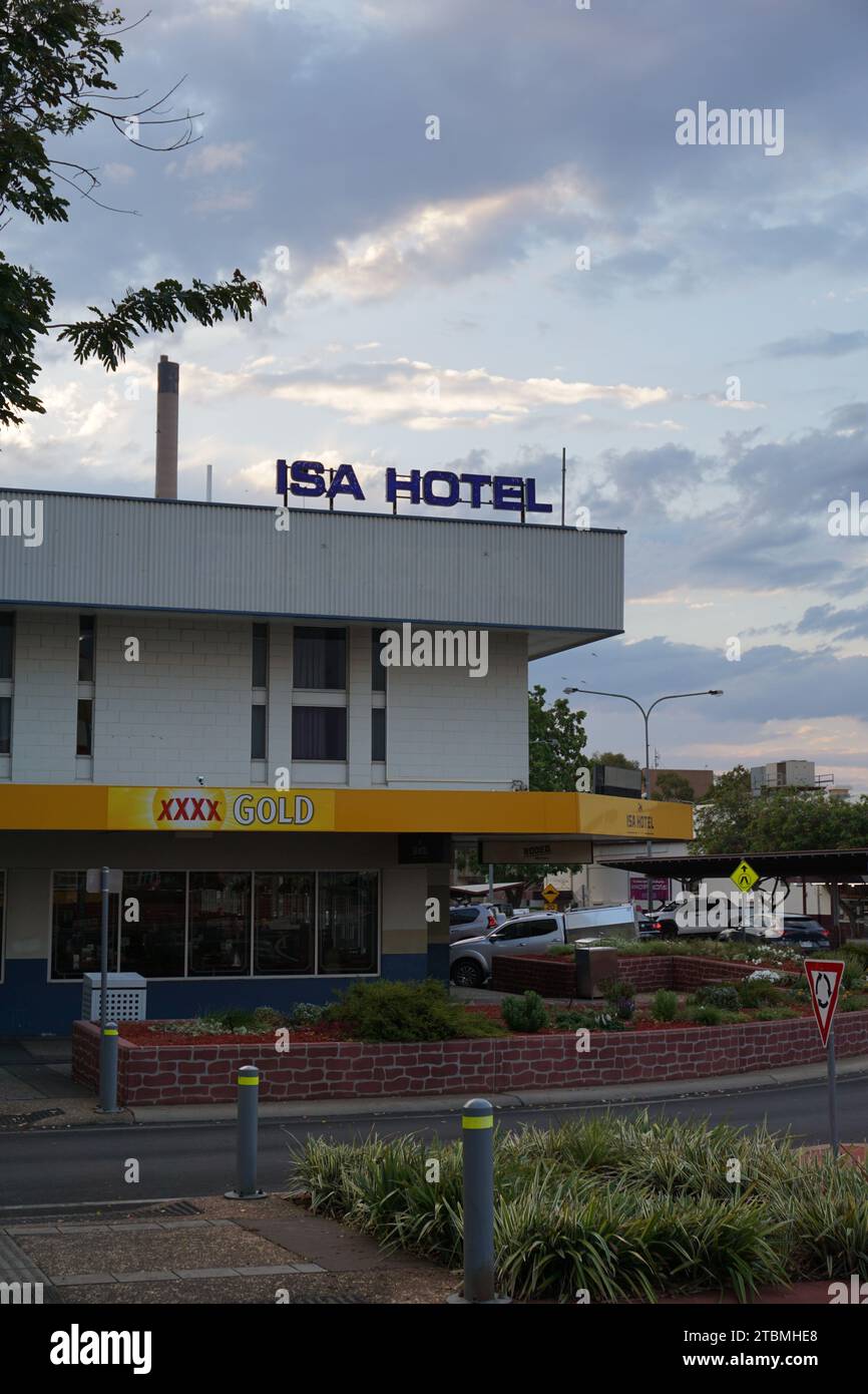 ISA Hotel and Rodeo Bar and Grill esterno con pubblicità XXXX Gold beer, Mount Isa, Queensland, Australia Foto Stock