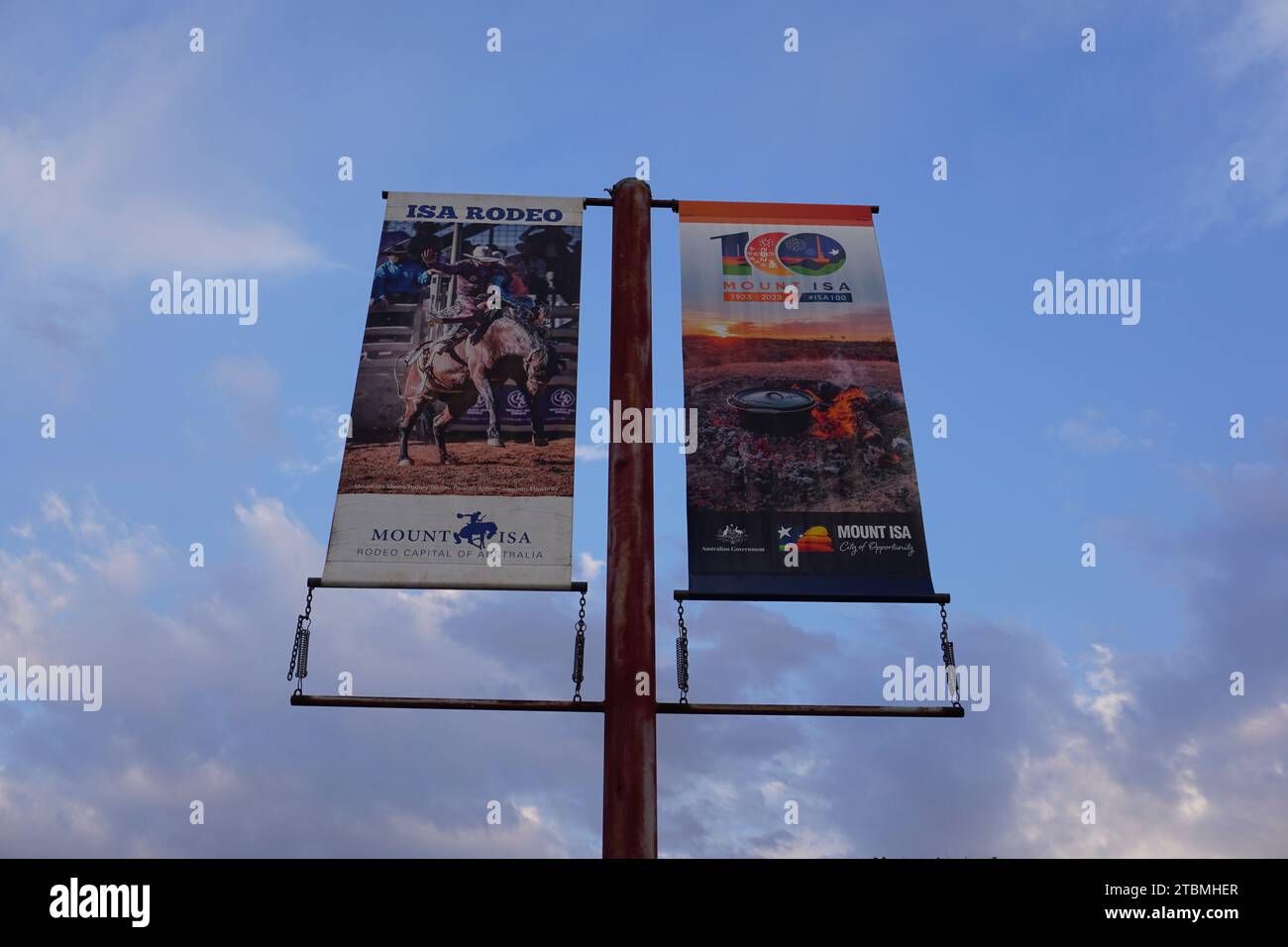 Bandiere per lampioni che celebrano i 100 anni di Mount Isa e Isa Rodeo, la capitale del rodeo in Australia, Mt Isa, Queensland, Australia Foto Stock