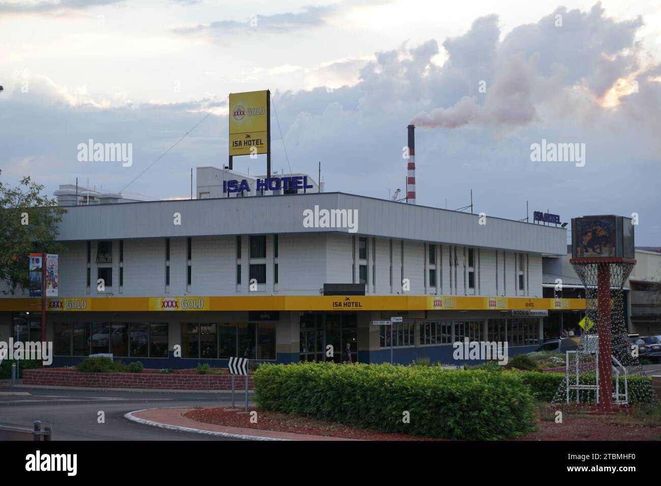 ISA Hotel and Rodeo Bar and Grill esterno con pubblicità XXXX Gold beer, Mount Isa, Queensland, Australia Foto Stock