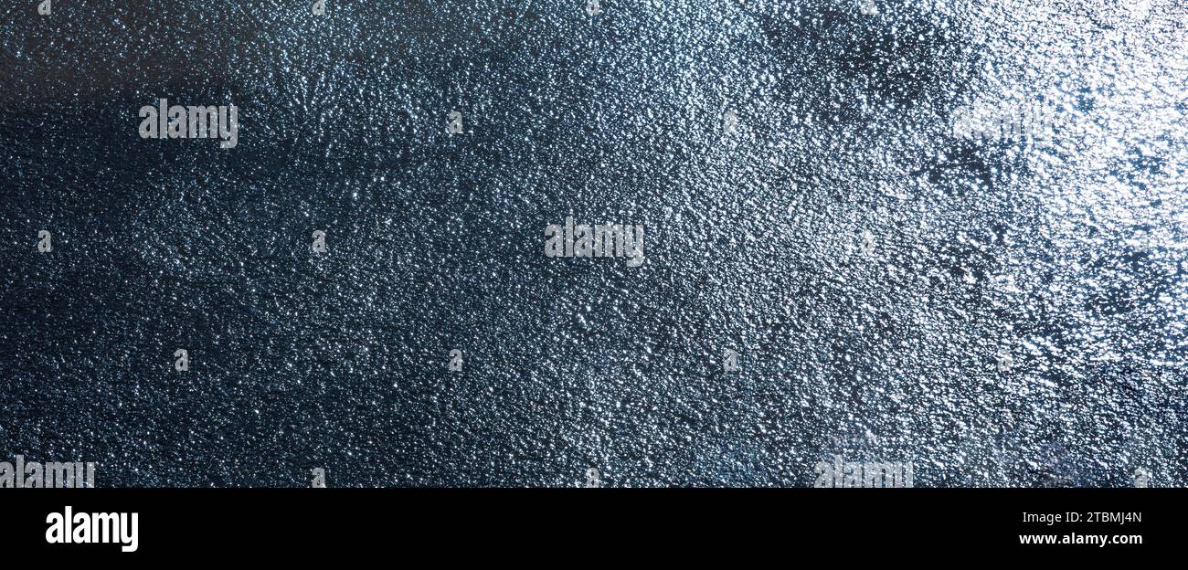 Superficie ghiacciata, superficie d'acqua smerigliata scintillante, sfondo astratto, elementi grafici, sfondo texture, Austria Foto Stock