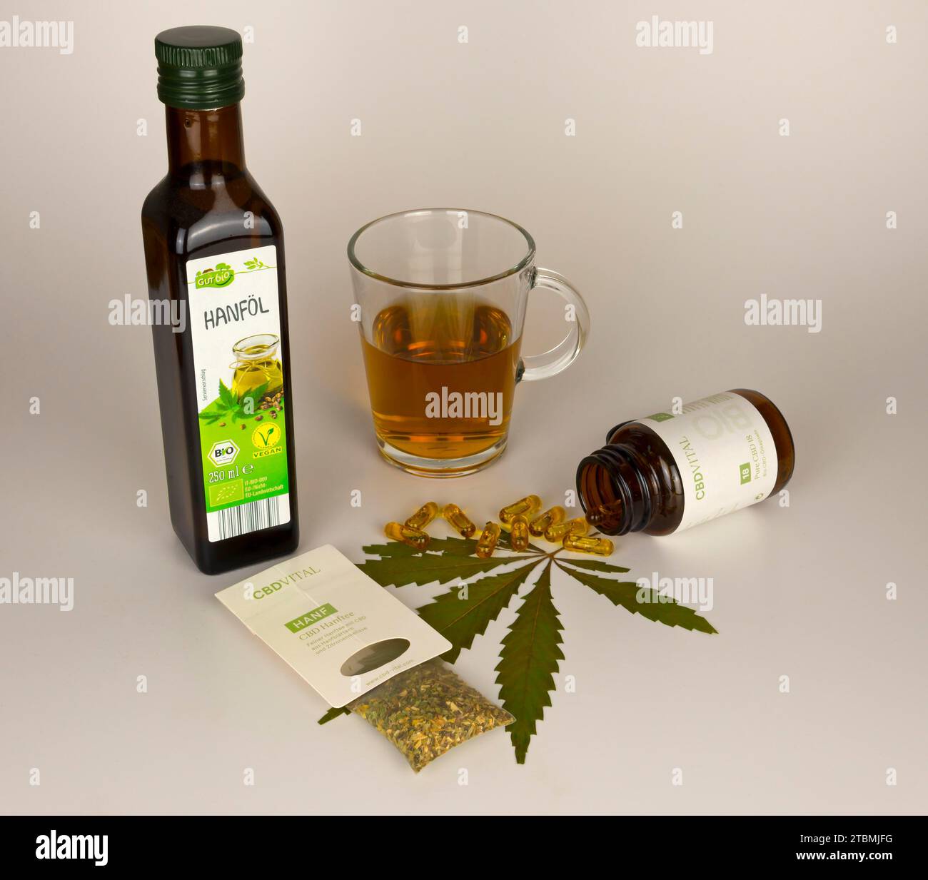 Canapa, cannabis, olio di canapa, tè di canapa CBD, capsule di canapa CBD Foto Stock