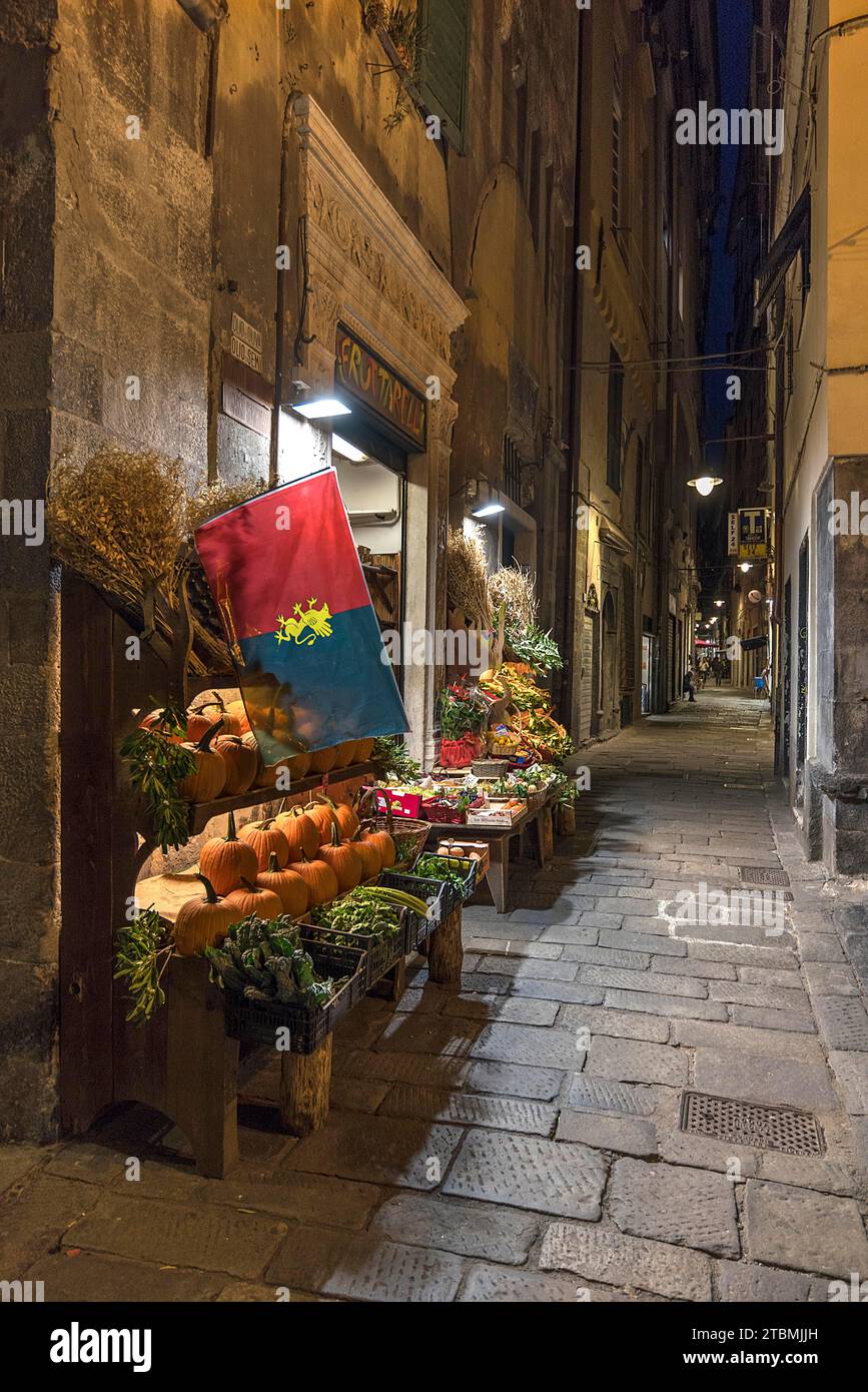 Negozio di verdure in un vicolo in una città vecchia di notte, Genova, Italia Foto Stock