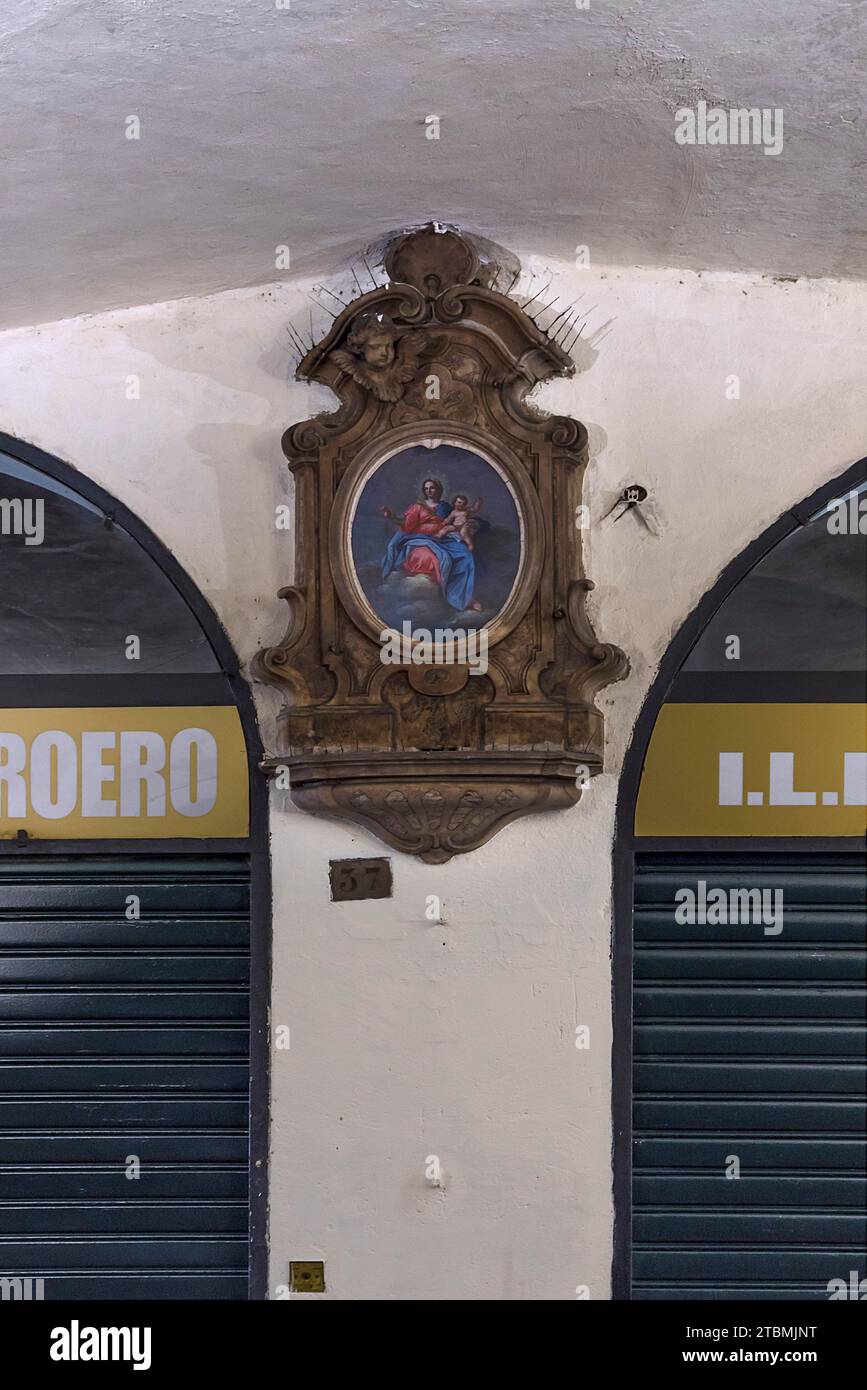 Quadro mariano con cornice decorativa nei vecchi portici del porto di Genova, Italia Foto Stock