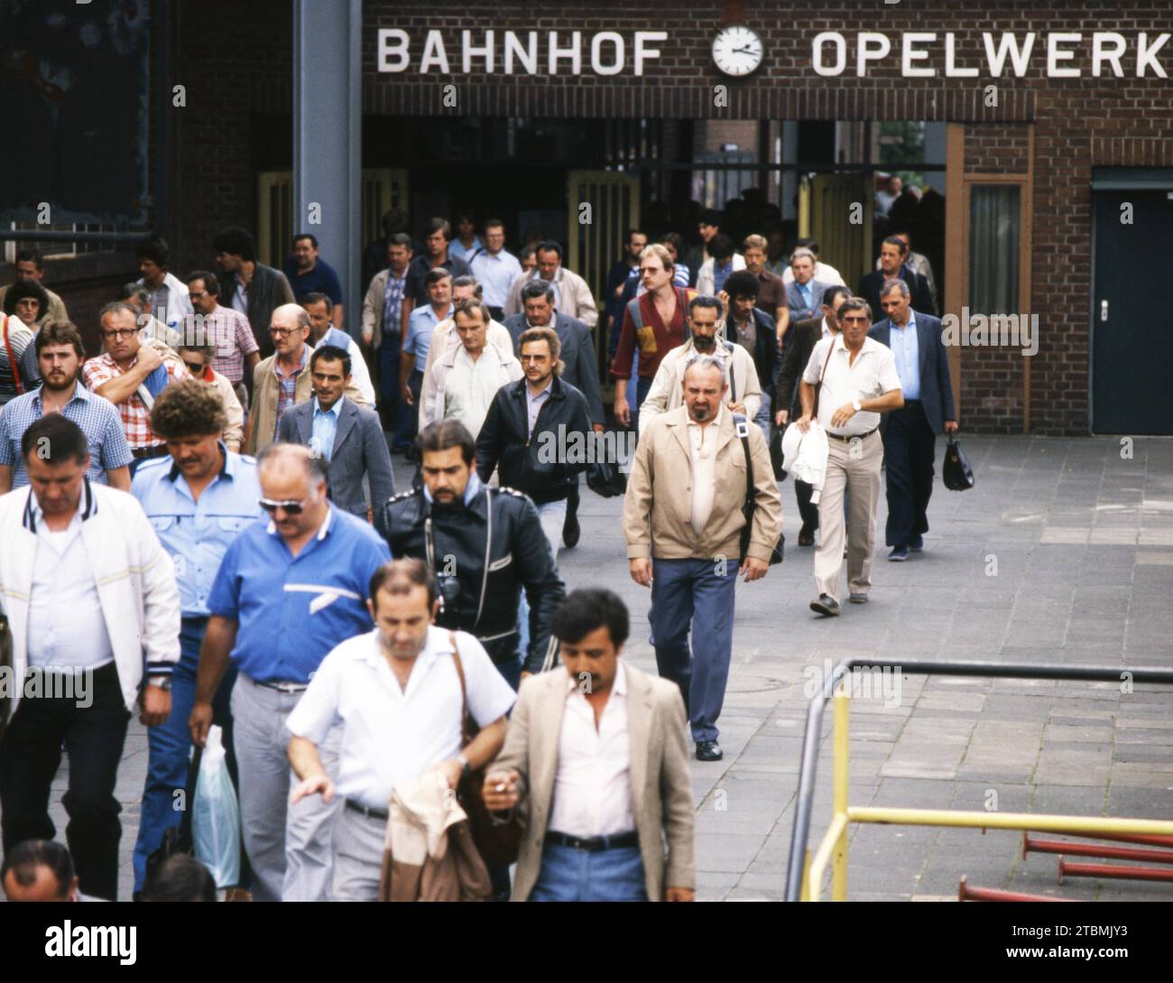 DEU, Germania: Le diapositive storiche dei 84-85 anni, Ruesselsheim. Stabilimento Opel. Produzione sulle linee di assemblaggio e cambio di turno CA 1984 Foto Stock