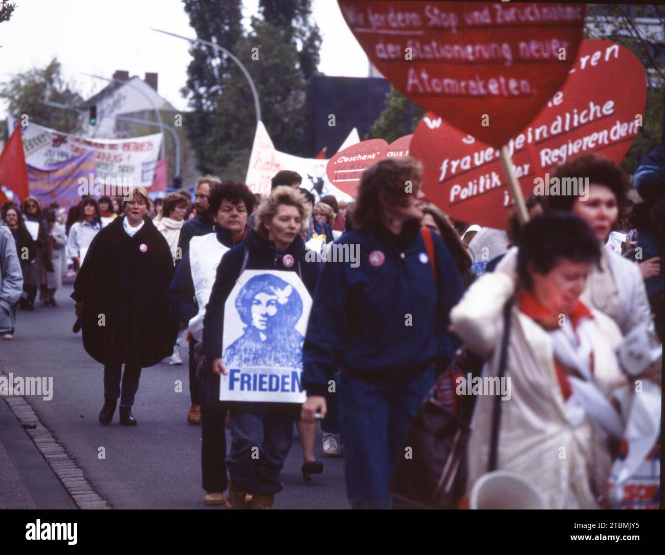 DEU, Germania: Le diapositive storiche dei 84-85 anni, Duesseldorf. Le donne manifestano per la parità dei diritti nella giornata internazionale della donna del 10 marzo Foto Stock