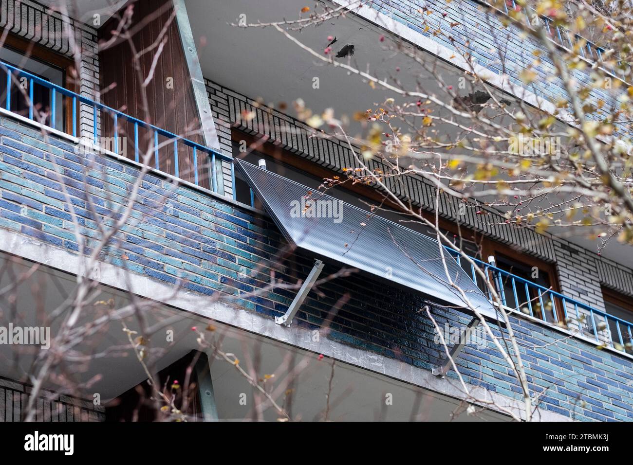 Pannelli solari su un balcone di una casa degli anni Settanta, Duesseldorf, Germania Foto Stock