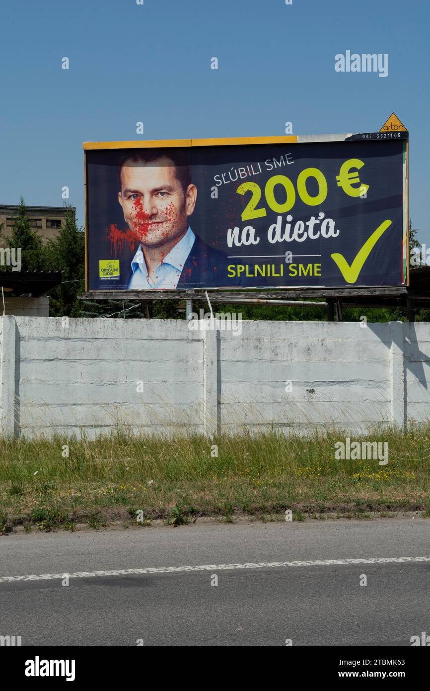 Ziar nad Hronom, Slovacchia, 2 luglio 2022: Il politico slovacco Igor Matovic sul cartellone, con schizzi di vernice rossa sull'annuncio. Vandalizzato Foto Stock