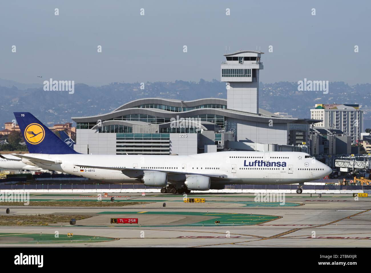 Lufthansa Boeing 747-830 con registrazione D-ABYO ha mostrato rullaggio all'aeroporto internazionale di Los Angeles (LAX). Foto Stock