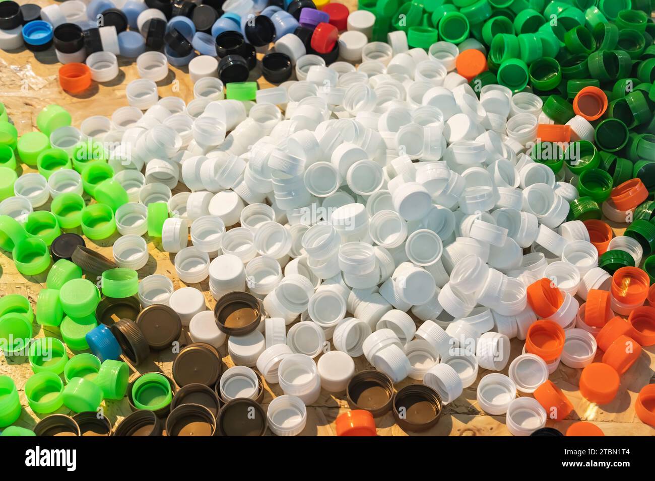Fondo di tappi per flaconi in plastica multicolore Foto Stock
