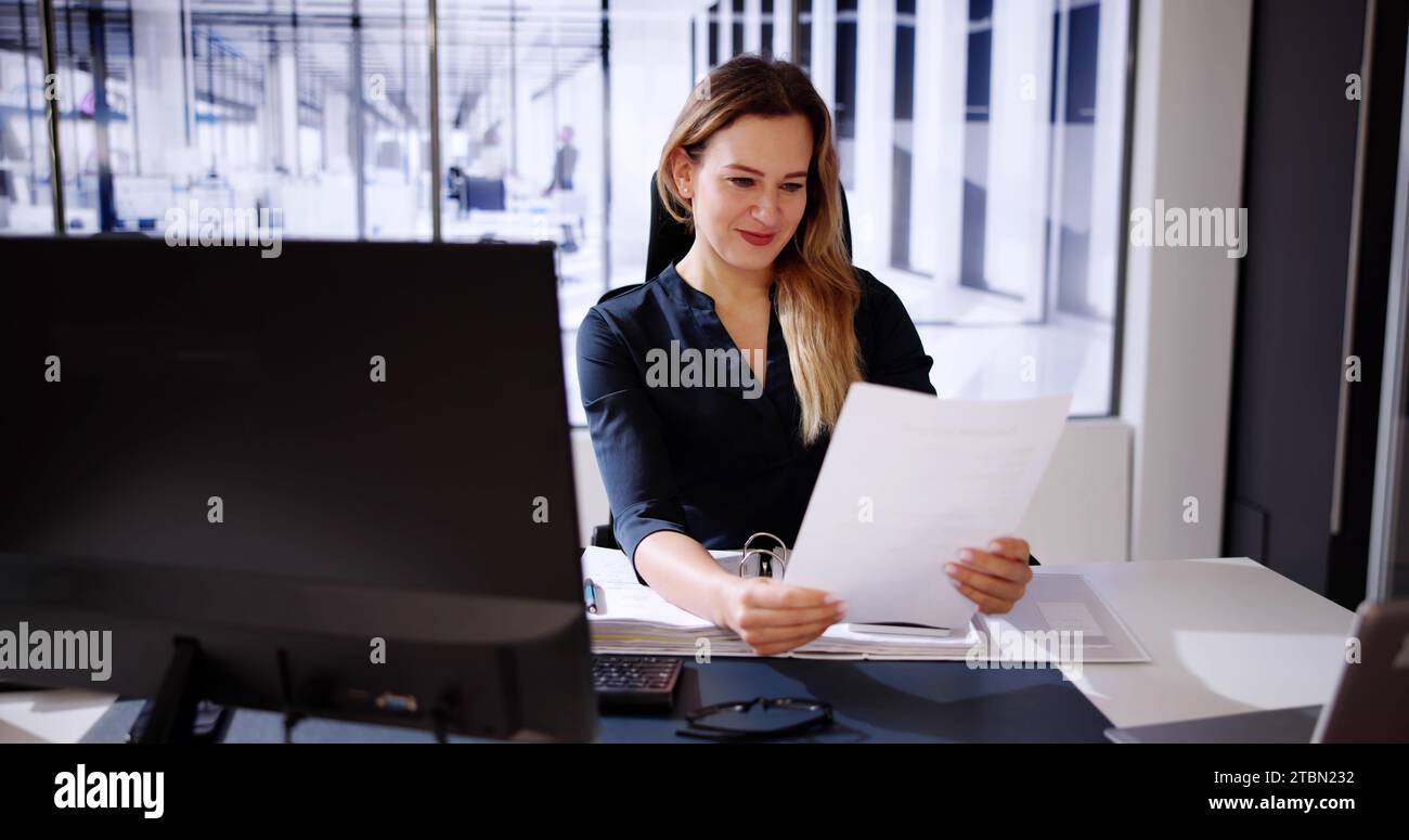 Donna felice che legge la lettera di buona notizia con i risultati Foto Stock