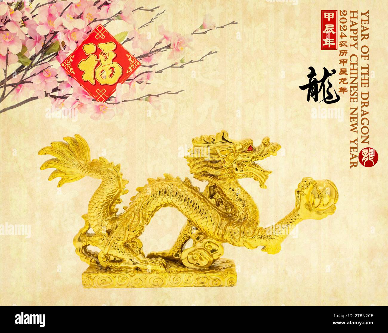 Tradition Chinese Golden Dragon, statua, il 2024 è l'anno del drago, traduzione di caratteri cinesi: 'dragon'. Parola a destra e sigillo significano: Calend cinese Foto Stock