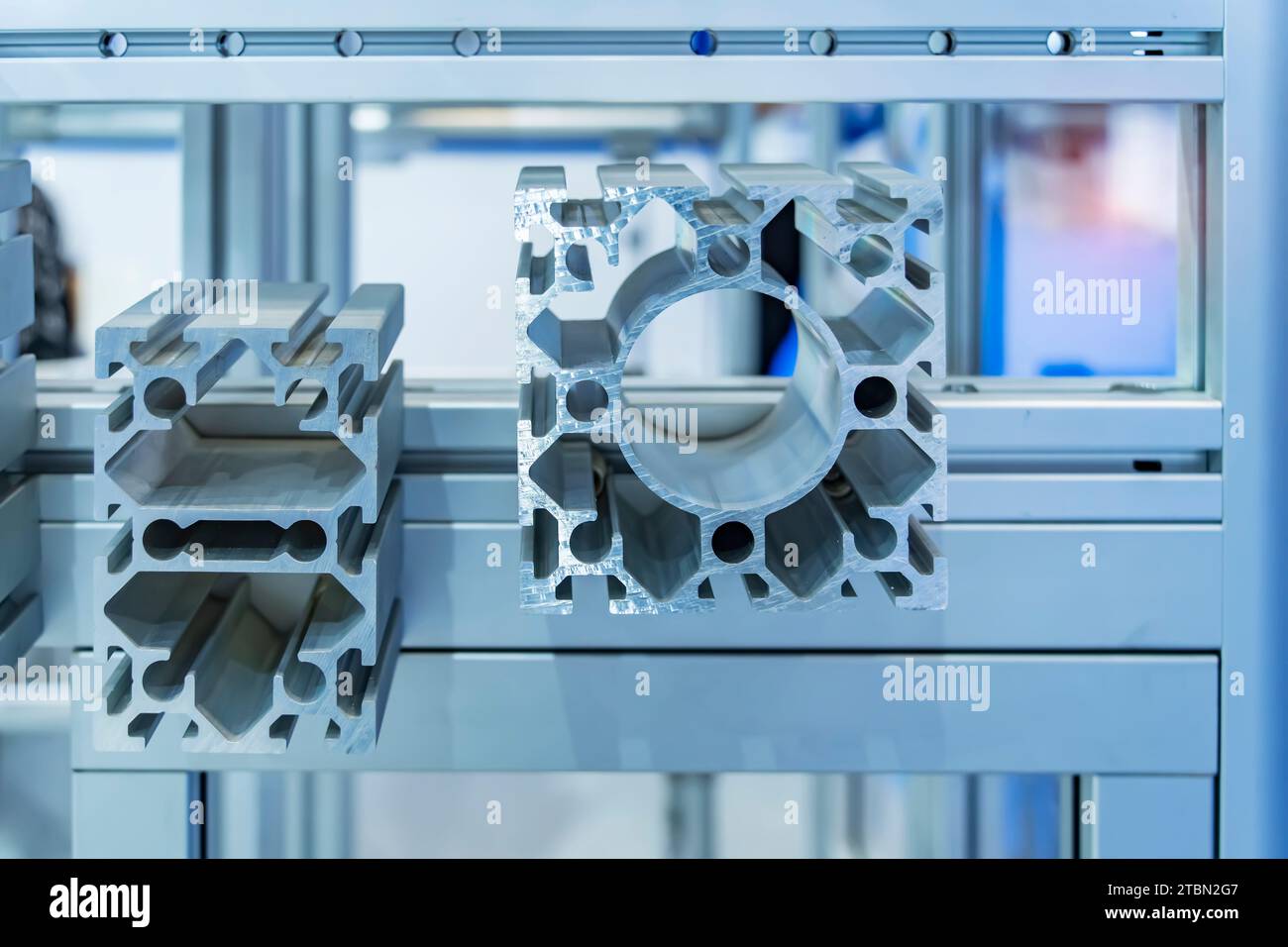 Sezioni trasversali di estruso di alluminio o di canali per l'uso nella produzione e la fabbricazione Foto Stock