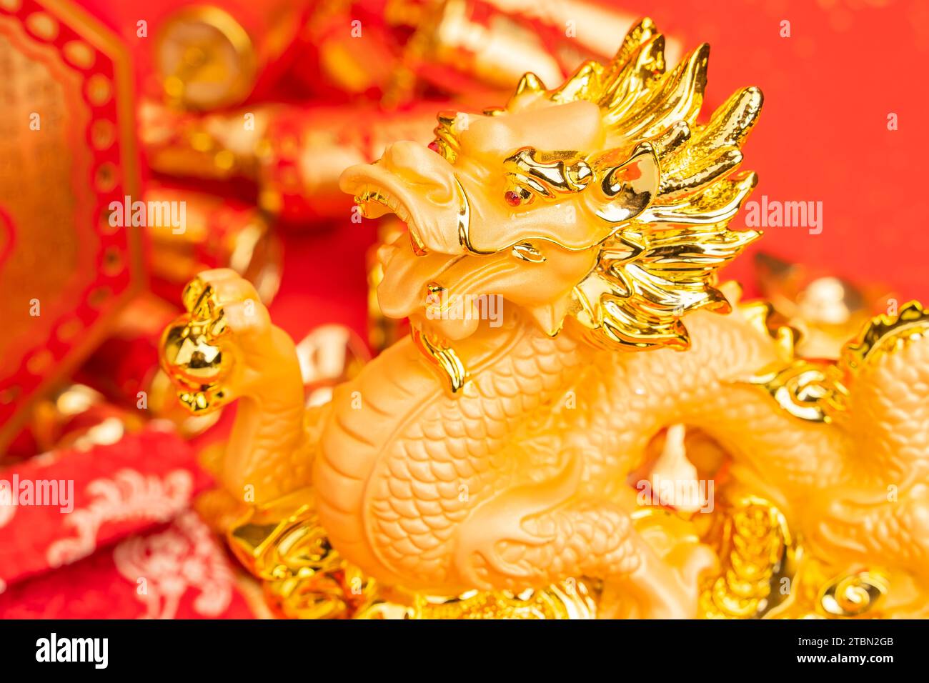 Tradizione cinese statua del drago dorato, parola sul drago significa buona benedizione per l'anno del drago Foto Stock