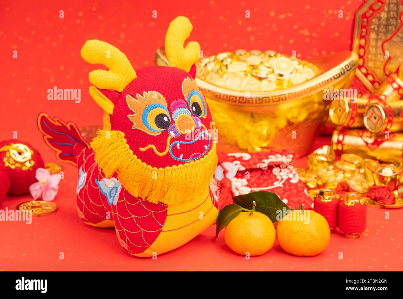 Drago della bambola tradizionale cinese, il 2024 è l'anno del drago Foto Stock