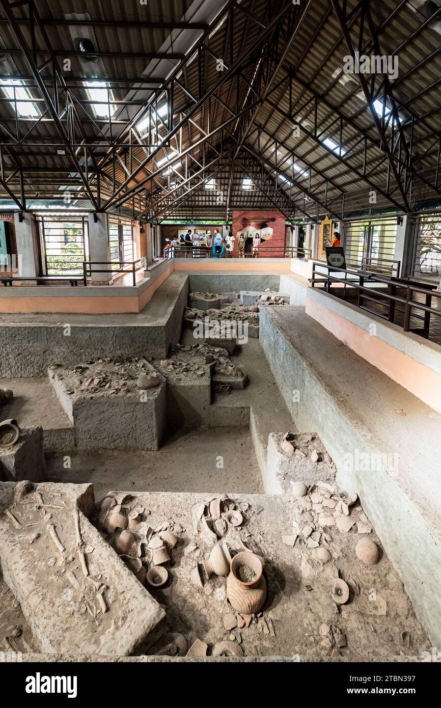 Museo nazionale di Ban Chiang, esposizione del sito di scavo, a Wat Pho si Nai, Ban Chiang, Udon Thani, Isan, Thailandia, sud-est asiatico, Asia Foto Stock