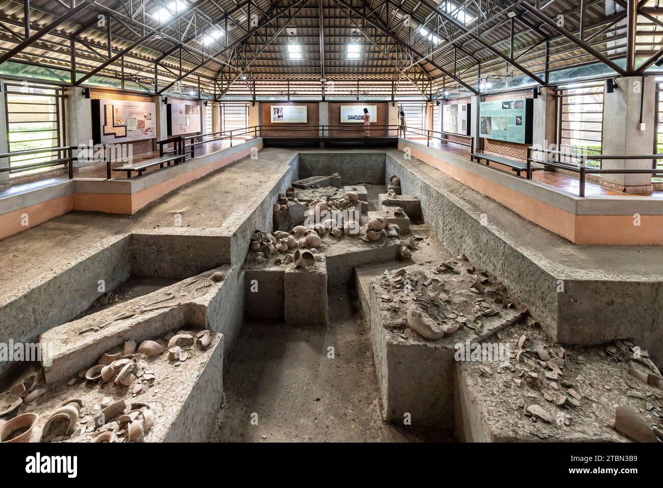 Museo nazionale di Ban Chiang, esposizione del sito di scavo, a Wat Pho si Nai, Ban Chiang, Udon Thani, Isan, Thailandia, sud-est asiatico, Asia Foto Stock