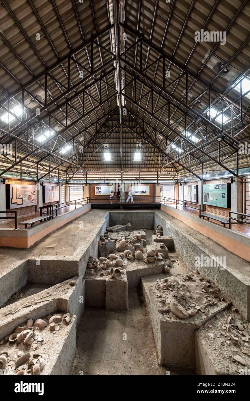 Museo nazionale di Ban Chiang, esposizione del sito di scavo, a Wat Pho si Nai, Ban Chiang, Udon Thani, Isan, Thailandia, sud-est asiatico, Asia Foto Stock