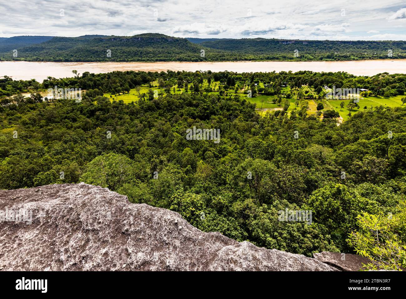 PHA Taem National Park, il fiume Mekong come confine con il Laos, sito di dipinti rupestri preistorici, Isan, Ubon Ratchathani, Thailandia, Sud-est asiatico, Asia Foto Stock
