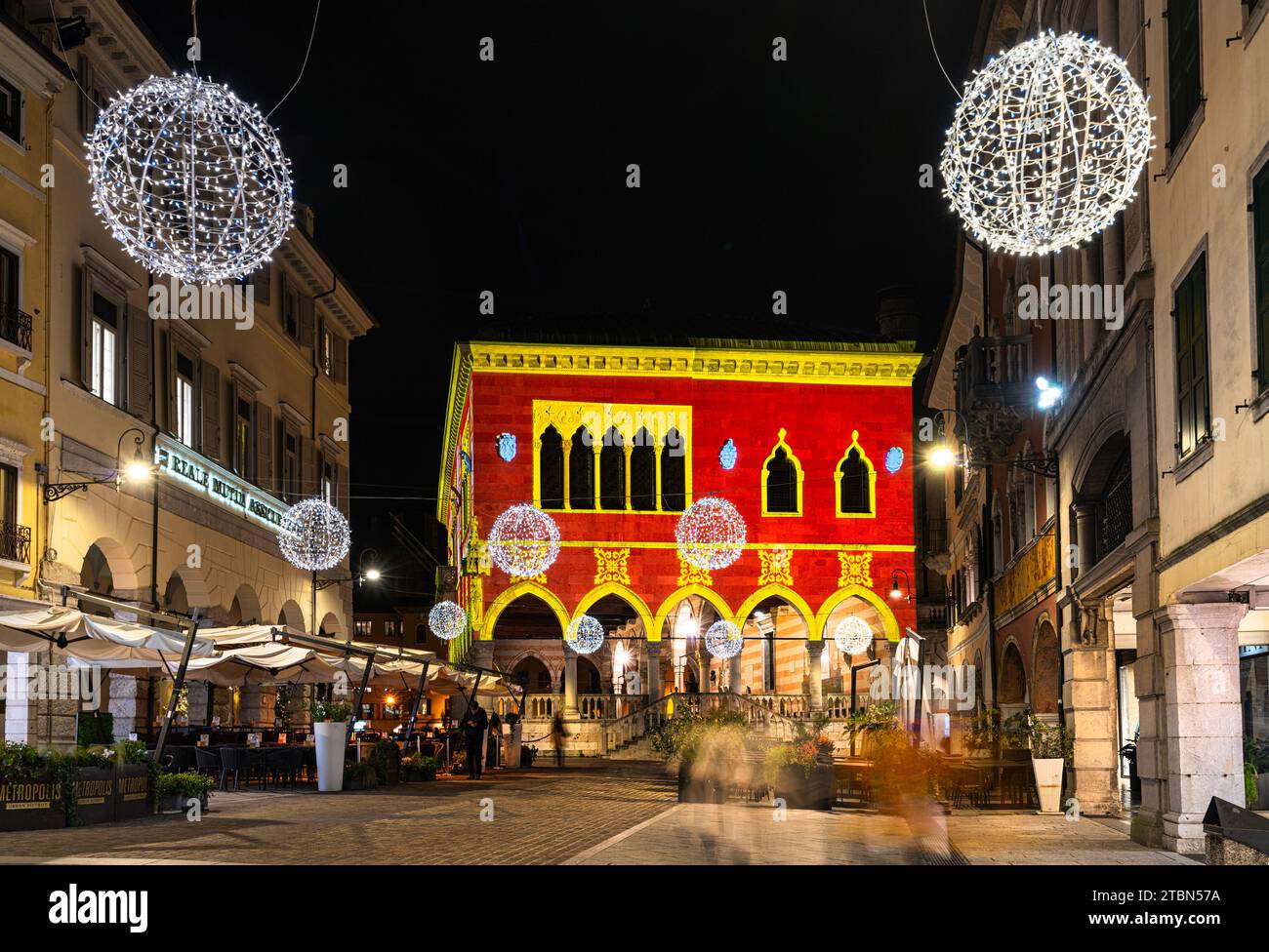 Udine, Italia, dicembre 2023. Le decorazioni natalizie luminose proiettate sugli edifici del centro storico della città Foto Stock